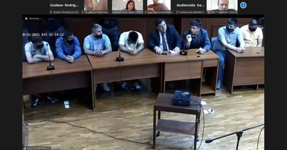 ESPERANDO EL FALLO. Seis de los siete acusados y dos defensores en un momento de la audiencia donde le prorrogaron las preventivas. 