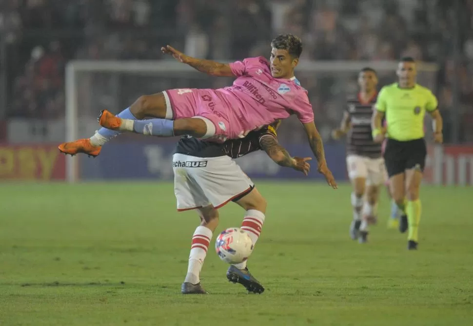 CON TODAS SUS FUERZAS. Temperley llegó a La Ciudadela a buscar el triunfo. Estuvo cerca de llevarse un punto, pero el gol de González sobre el final truncó su deseo. 