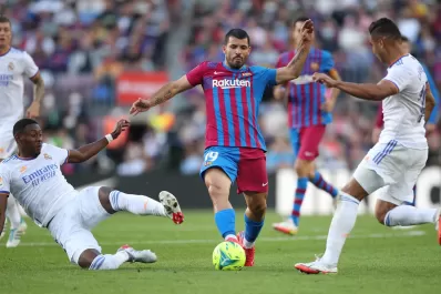 El gol del Kun Agüero no le alcanzó al Barcelona, que cayó ante Real Madrid