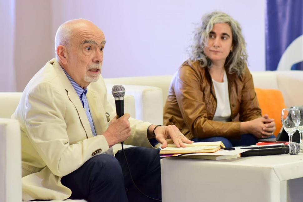 PRIMERA MESA PANEL.  Marcelo Cavarozzi expone sobre “La democracia a la deriva. Argentina en el contexto latinoamericano” con la moderación de Irene Benito (LA GACETA).