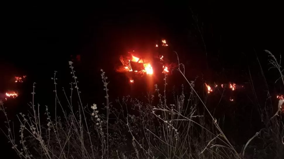 INCONTROLABLE. La camioneta fue consumida por el fuego.   