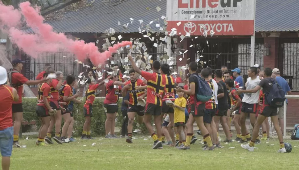 ALEGRÍA “PURPURADA”. Barrio Sarmiento vibró con el triunfo de Cardenales, que recuperó su mejor versión defensiva para frenar a los tres cuartos de Huirapuca. LA GACETA / FOTO DE franco vera