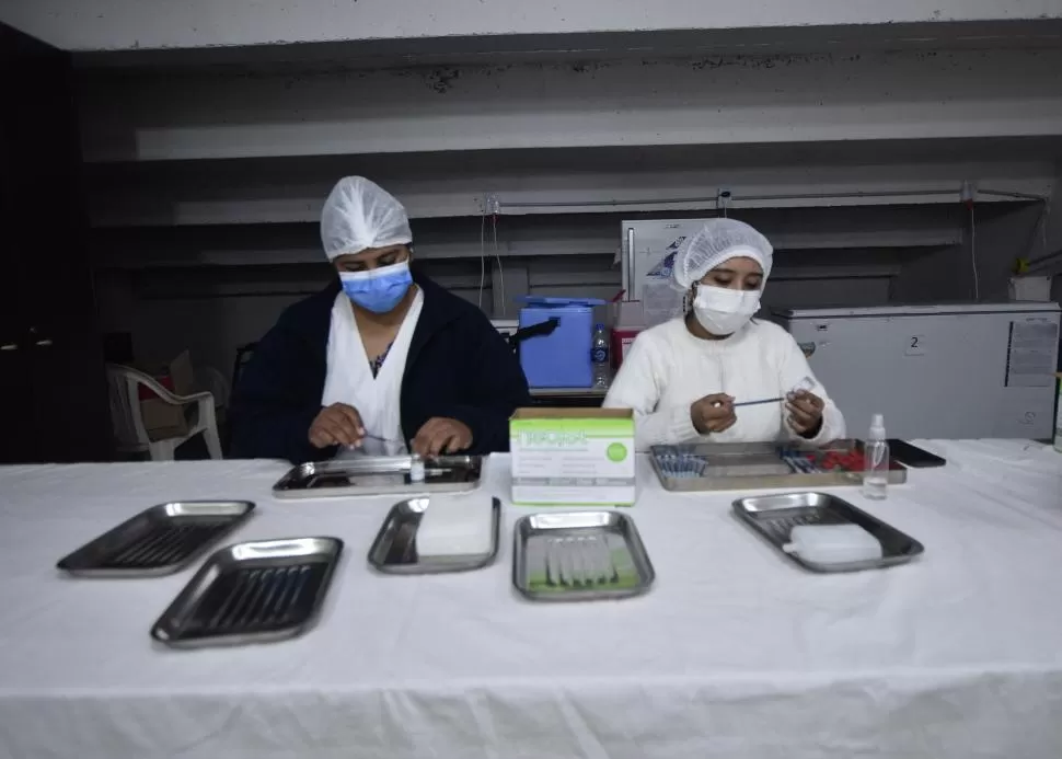 ESENCIALES. Los trabajadores de la Salud tambien fueron alcanzados por el coronavirus. la gaceta / fotod e Osvaldo Ripoll