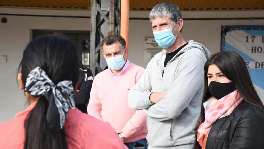 AUTORIDAD. El legislador Raúl Albarracín (izquierda) celebró que se haya conformado la mesa del Concejo Deliberante de Concepción, y saludó al vicepresidente primero, Gabriel Jiménez (centro).