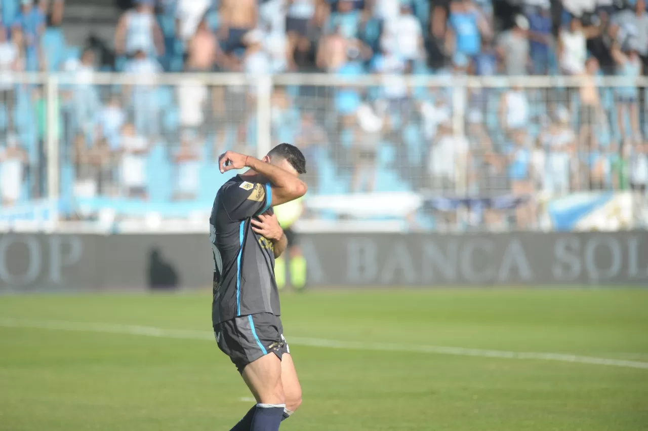 IMPARABLE. Carrera marcó dos goles y fue difícil de contener para la defensa del equipo entrerriano. LA GACETA/FOTO DE FRANCO VERA 