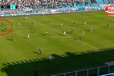 El delantero de Patronato estaba adelantado cuando marcó el primer gol