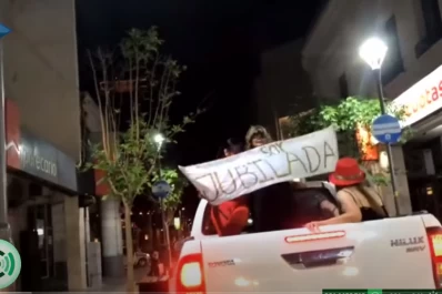 Video: una docente tucumana se jubiló y lo festejó con una caravana por el centro