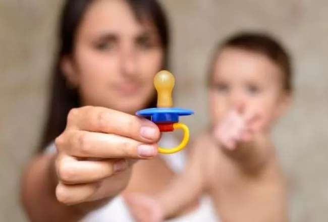 ¿Es bueno que el bebé use chupete?