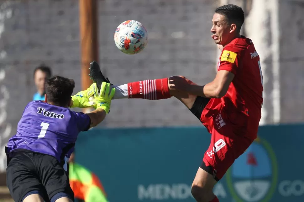 ESTA VEZ NO PUDO SER. González, el héroe del pasado lunes contra Temperley, estuvo errático en la definición y no logró aprovechar un par de situaciones claras. “Lucas” salió reemplazado por Estigarribia. Fotos Marcelo Ruiz (especial para La Gaceta) 