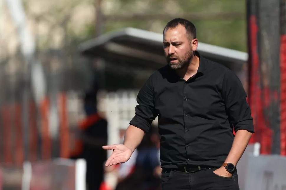 A FULL. De Muner vivió el partido con todo. Se mostró fastidioso cuando sus jugadores no hacían lo que la situación requería y celebró muchísimo cada gol. 