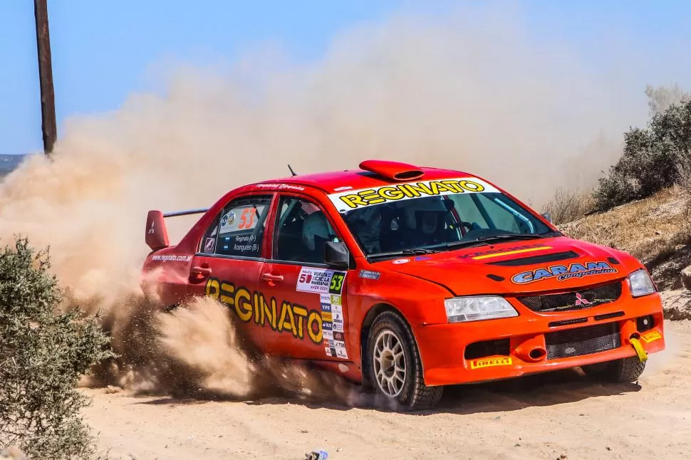 PRIMERA VEZ. Reginato (h) y el Mitsubishi Lancer, navegado por Matías Aranguren, rindieron muy bien en Río Negro. TWITTER RALLY ARGENTINO  