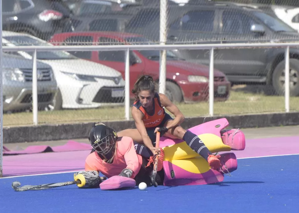 MANO A MANO. Tucumán no pudo vencer a la arquera Agustina Salazar en la definición por penales. De todos, fue un excelente torneo para un joven equipo naranja.  