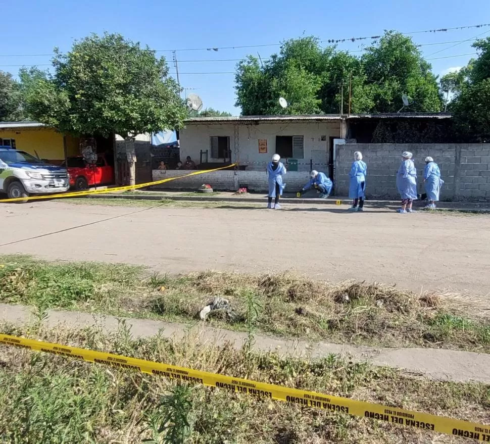 RECOGIENDO MUESTRAS. Los peritos del Equipo Científico de investigación Fiscal trabajaron sobre un camino vecinal de Río Seco, donde fue el hecho.  