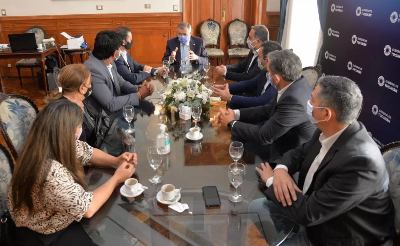 EN CASA DE GOBIERNO. Jaldo recibió a los concejales de San Miguel de Tucumán. Foto Prensa Gobernación