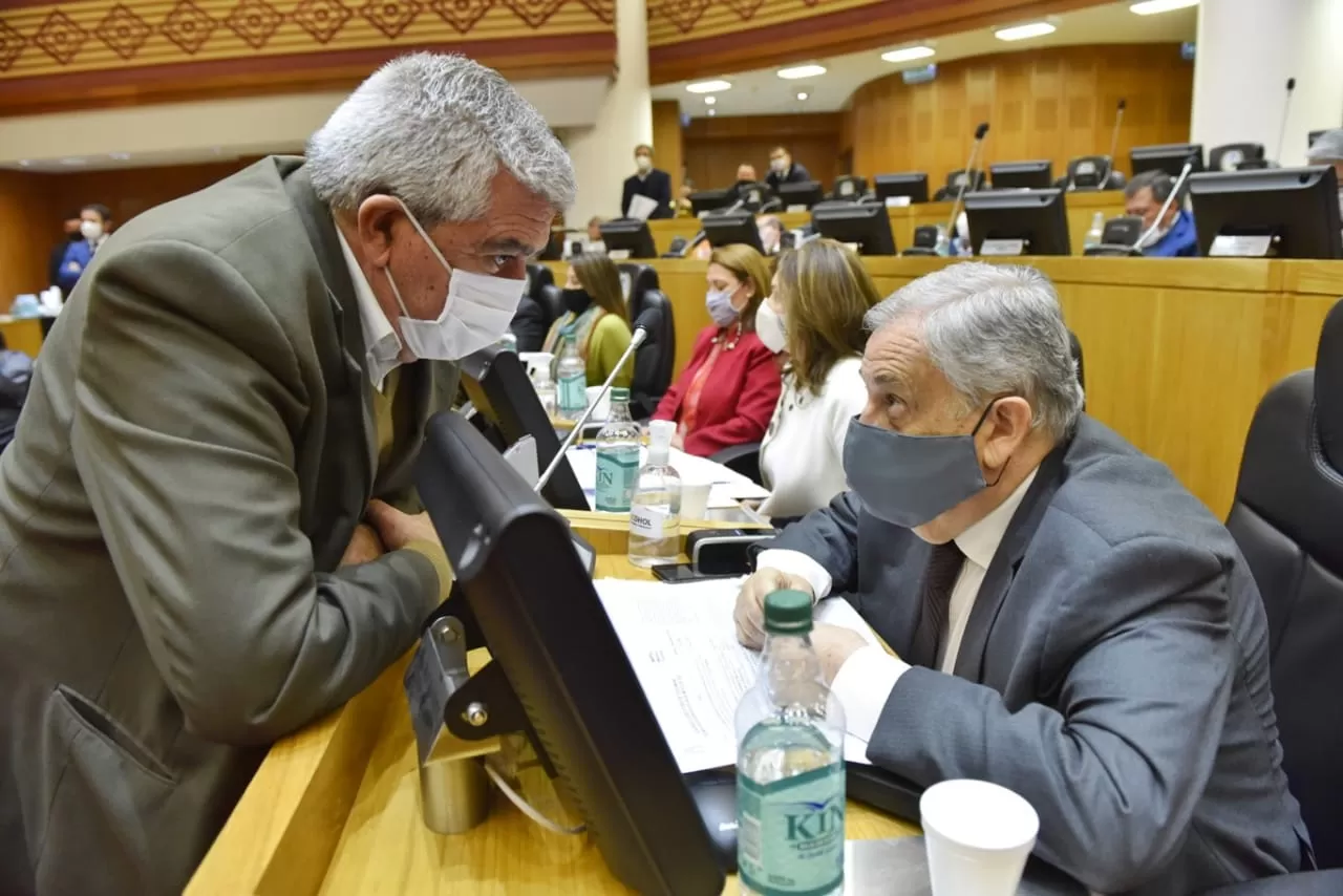 EN EL RECINTO. Ruiz Olivares, de Hacienda y Presupuesto, dialoga con el jefe del bloque oficialista, Roque Tobías Álvarez. Foto: Prensa HLT