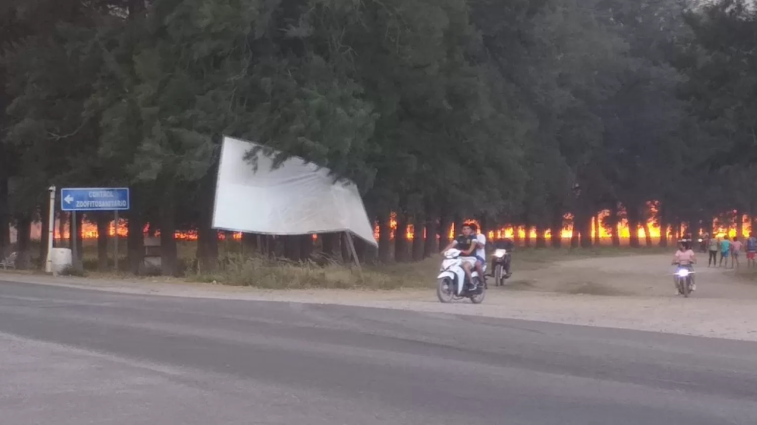 Advierten que el fuego se acerca a una escuela de Las Cejas