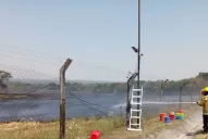 Por la quema de pastizales, el fuego se aproximó a un country de Yerba Buena