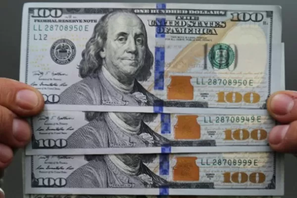 El dólar “blue” bajó a $ 194 y el riesgo país es récord
