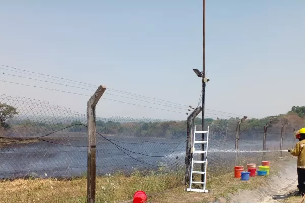 Por la quema de pastizales, el fuego se aproximó a un country de Yerba Buena
