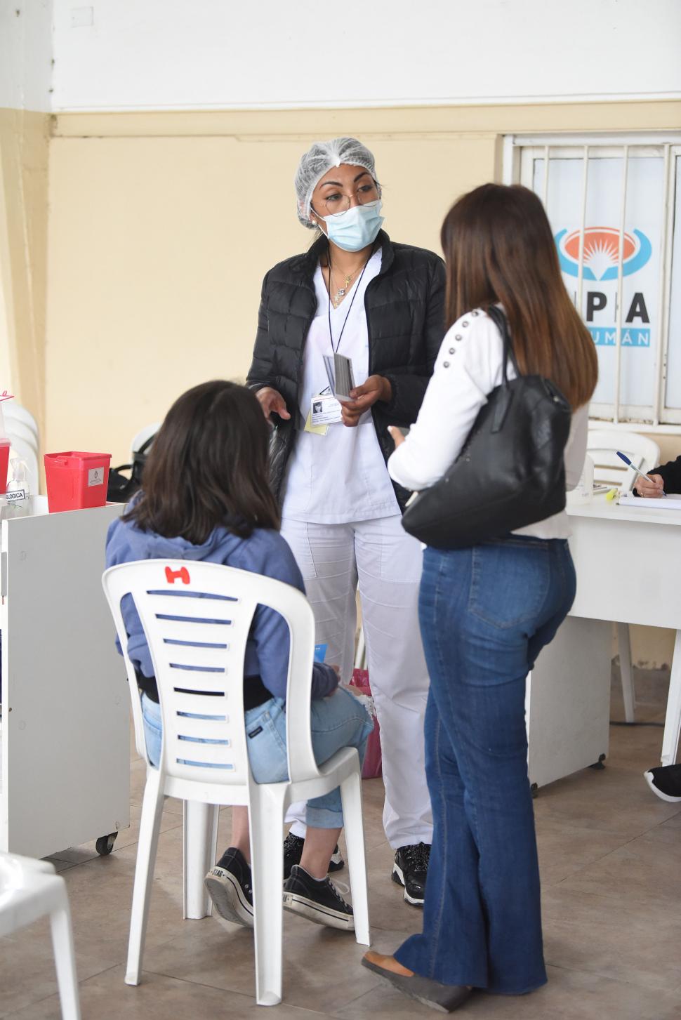 CONTENCIÓN. Si es posible, siempre es una buena opción acompañar a los chicos cuando los vacunan. LA GACETA / FOTOs DE Analía Jaramillo