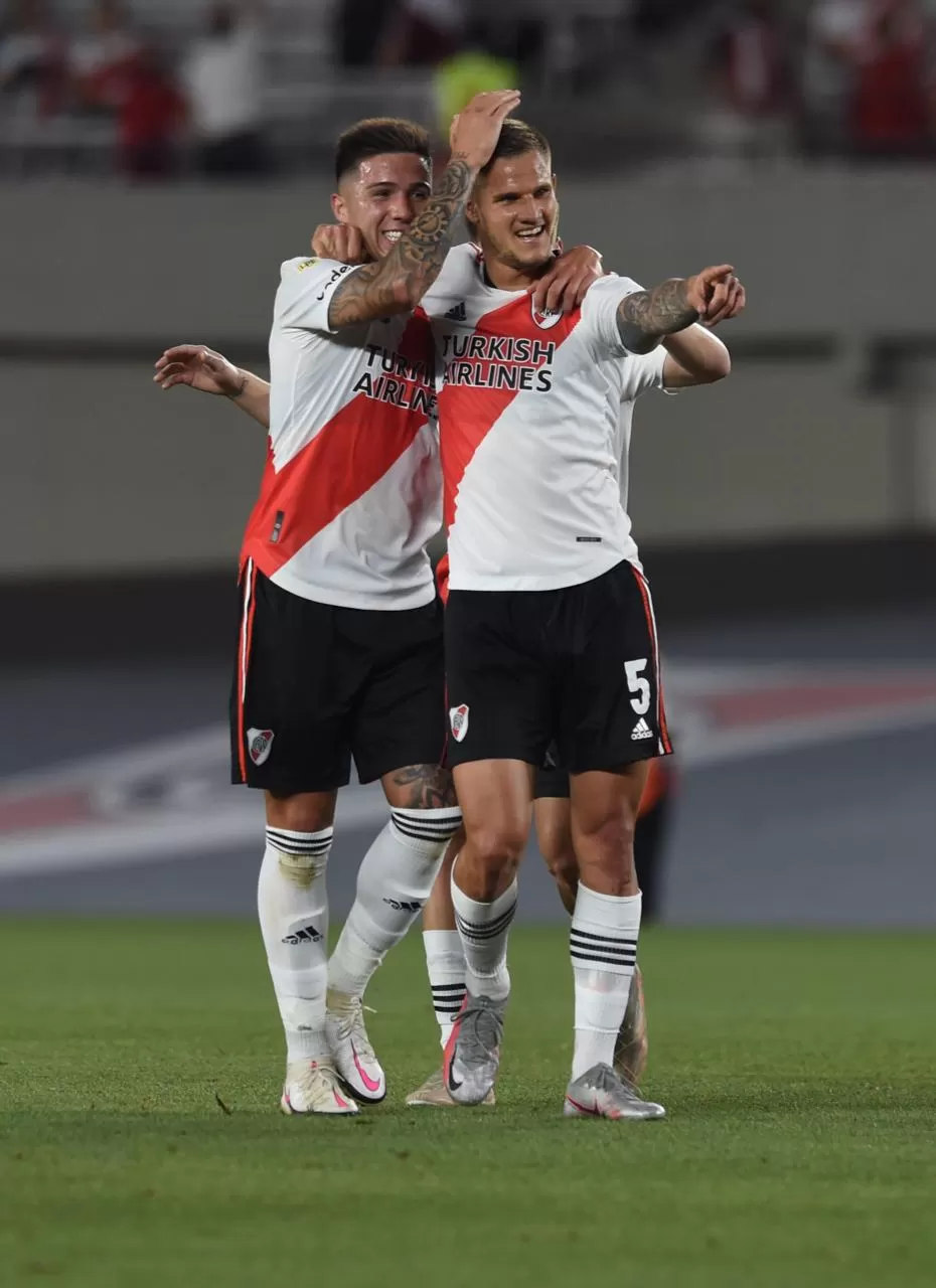 EMPEZÓ EL SHOW. Zuculini es abrazado por sus compañeros. El número cinco marcó el primer tanto del contundente triunfo. Twitter @RiverPlate