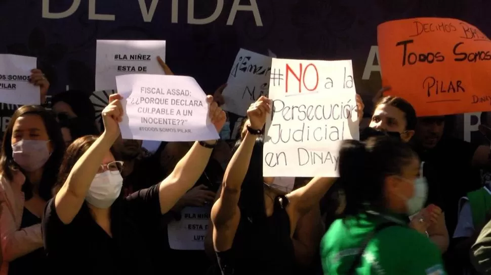 MANIFESTACIÓN. Los empleados de la Dirección de Niñez Adolescencia y Familia (Dinayf) apoyaron a una compañera que será enjuiciada. 