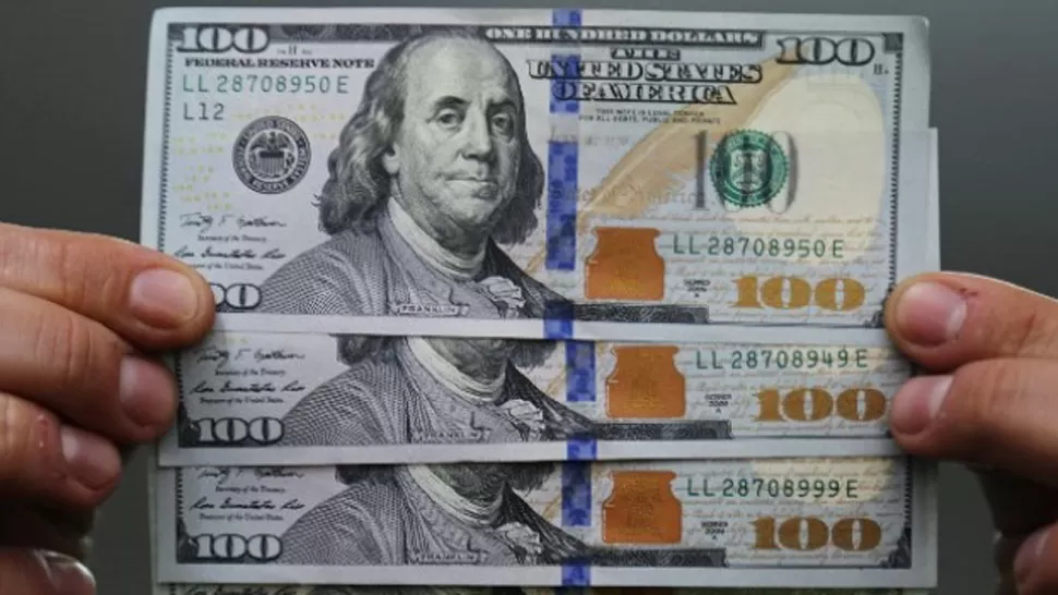 El dólar “blue” bajó a $ 194 y el riesgo país es récord