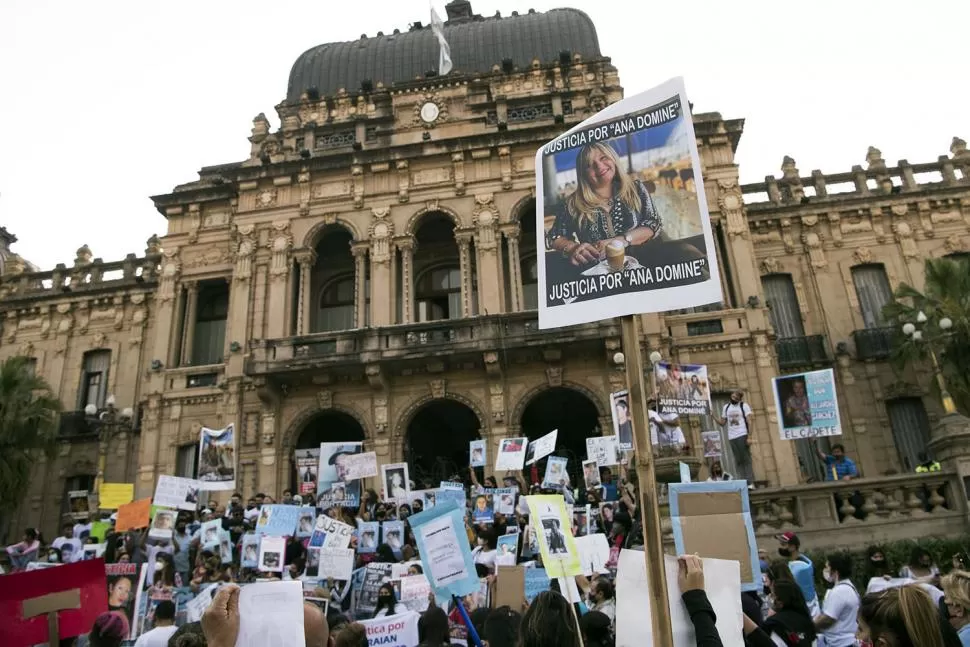 SOBRE LAS ESCALINATAS. Una de las marchas en Casa de Gobierno. 