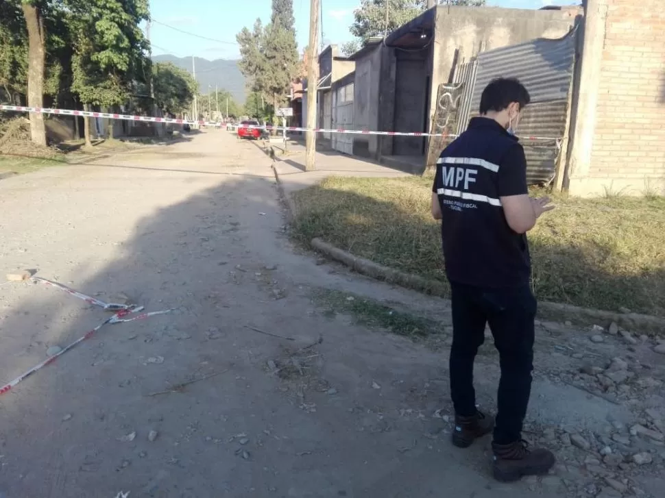 UNA BALACERA. El ECIF cortó la esquina de  Entre Ríos y 20 de Junio, en El Manantial, para recoger todas las vainas servidas que había tras el crimen.  