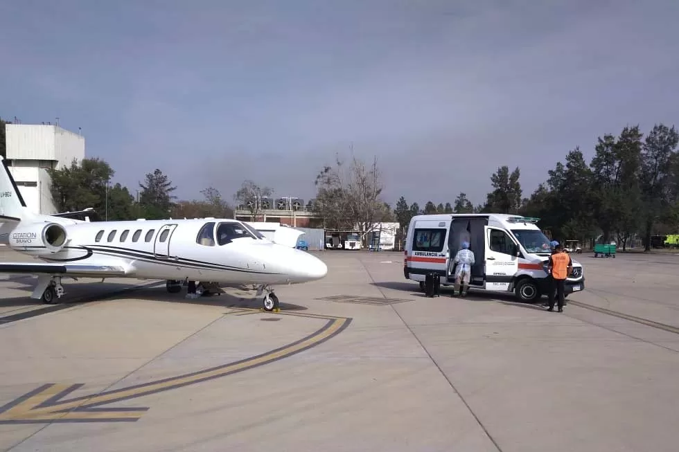 Una mujer con hipertensión pulmonar severa fue trasladada en el avión sanitario