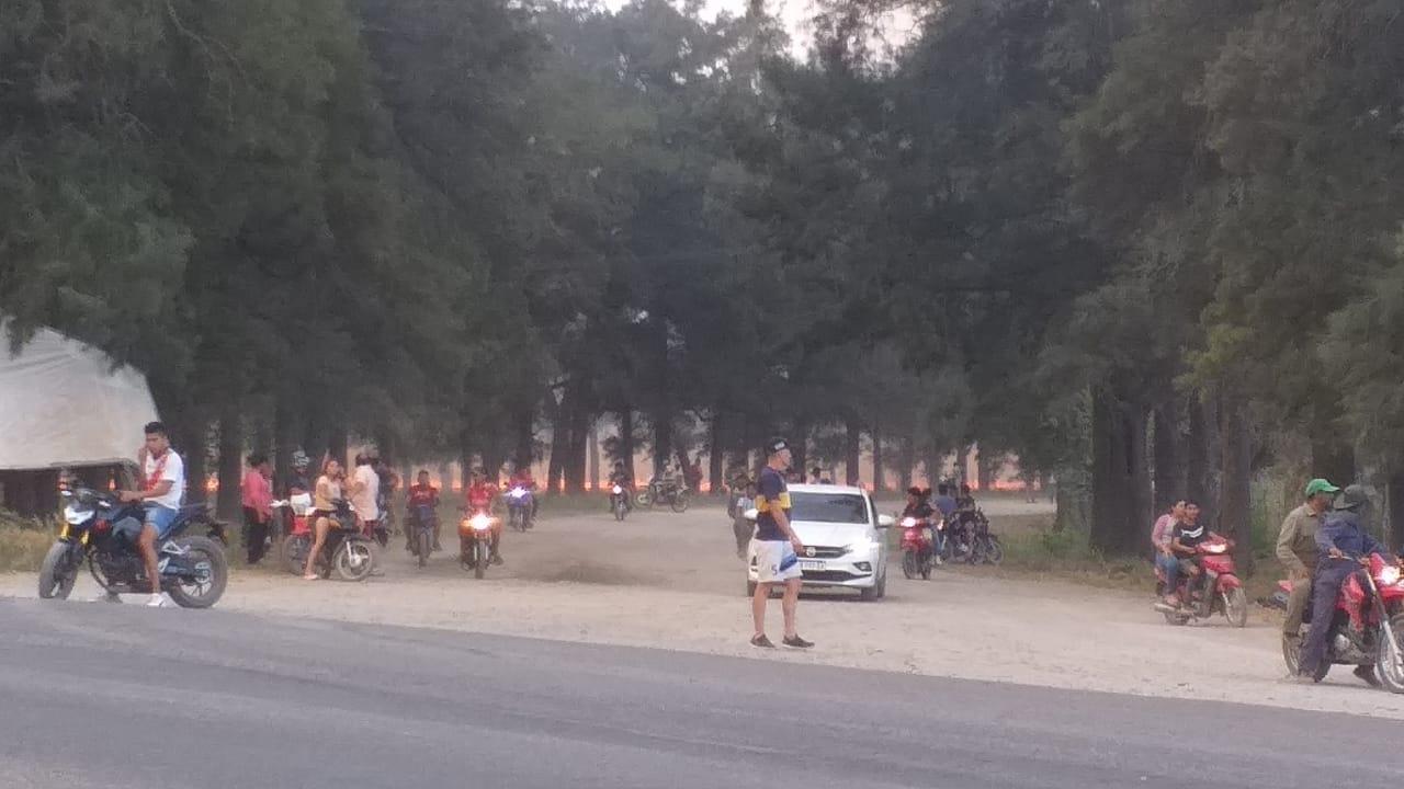 Advierten que el fuego se acerca a una escuela de Las Cejas