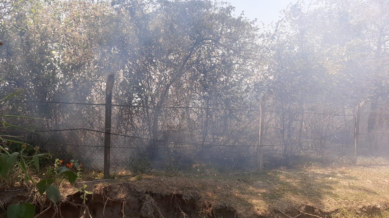 Por la quema de pastizales, el fuego se aproximó a un country de Yerba Buena