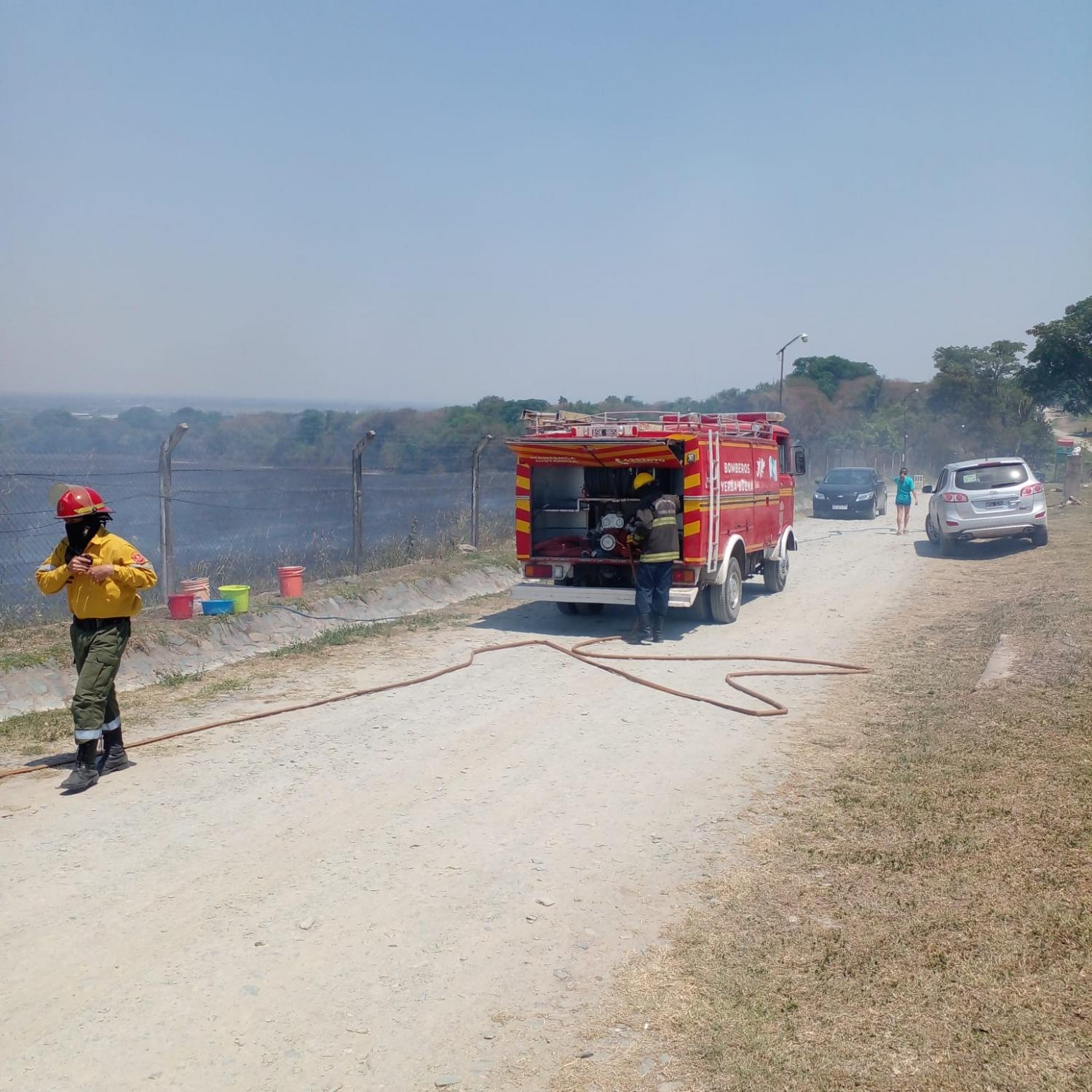 Por la quema de pastizales, el fuego se aproximó a un country de Yerba Buena