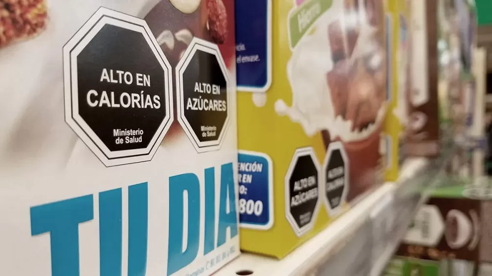 El sello adoptará la forma de octógonos de color negro con borde y letras de color blanco en mayúsculas.