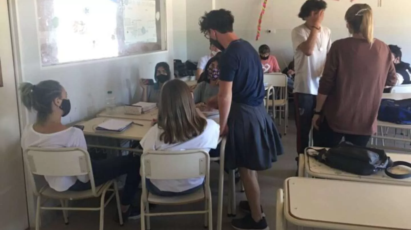 Un alumno fue a clases en pollera porque no le permitían usar short pese al calor