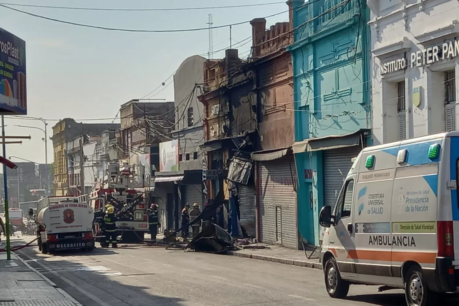 SINIESTRO EN EL BAJO. Dos dotaciones de bomberos trabajan para sofocar las llamas. Foto: ANALÍA JARAMILLO / LA GACETA