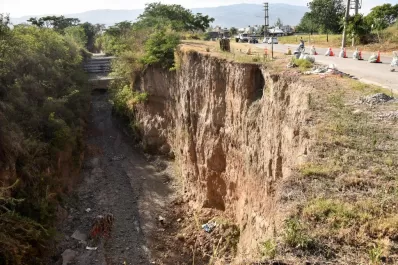 El canal Cainzo avanza peligrosamente sobre la ruta