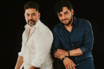 Folclore: espectáculo musical en la plaza Independencia con cantantes y danzas tradicionales