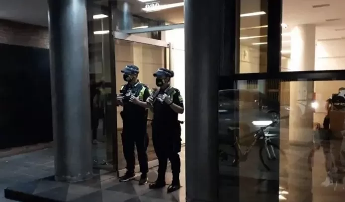 LA POLICÍA CUSTODIA EL EDIFICO DONDE SE PRODUJO UNO DE LOS ROBOS. FOTO GENTILEZA LOS PRIMEROS