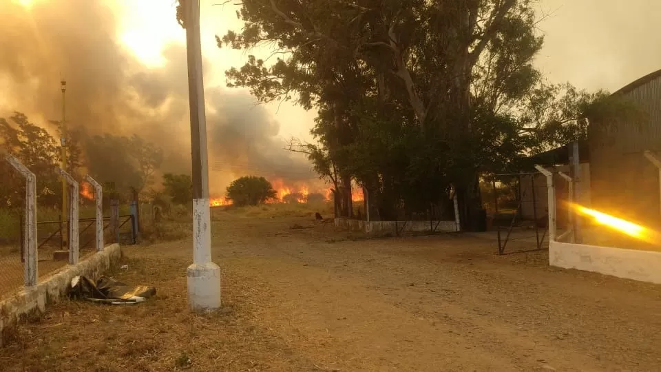 CONSECUENCIAS. Ocho personas fueron asistidas por las afecciones que les provocó el humo. Fotos gentileza Mariana Daniela Parra