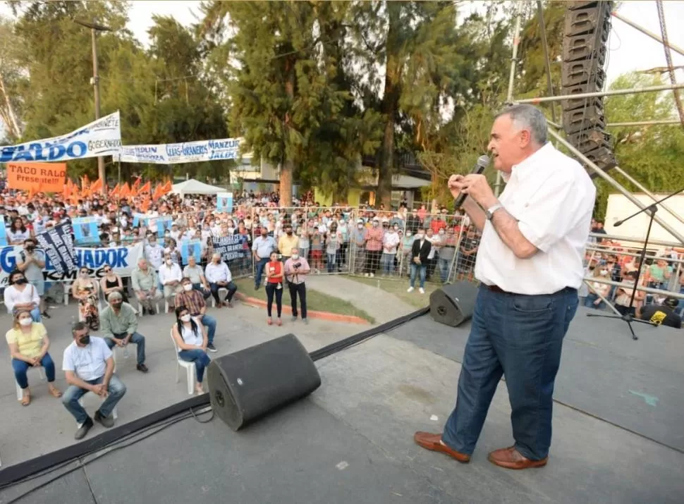 EN GRANEROS. Osvaldo Jaldo encabezó encuentros con vecinos y dirigentes de la zona. Además, recorrió obras y entregó maquinarias y camiones. Twitter @OsvaldoJaldo 