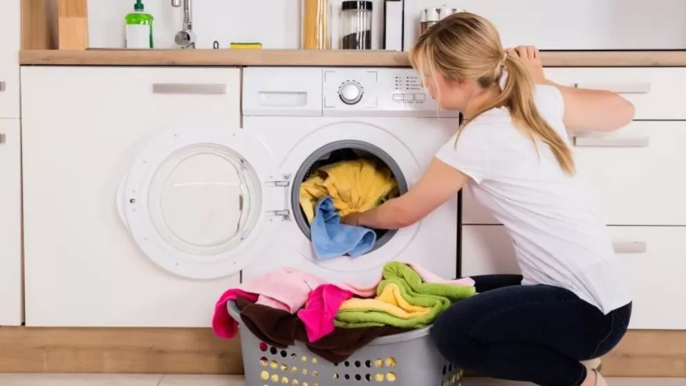 NO MEZCLAR COLORES. Una de las claves para evitar manchas es separar la ropa que puede desteñir.  