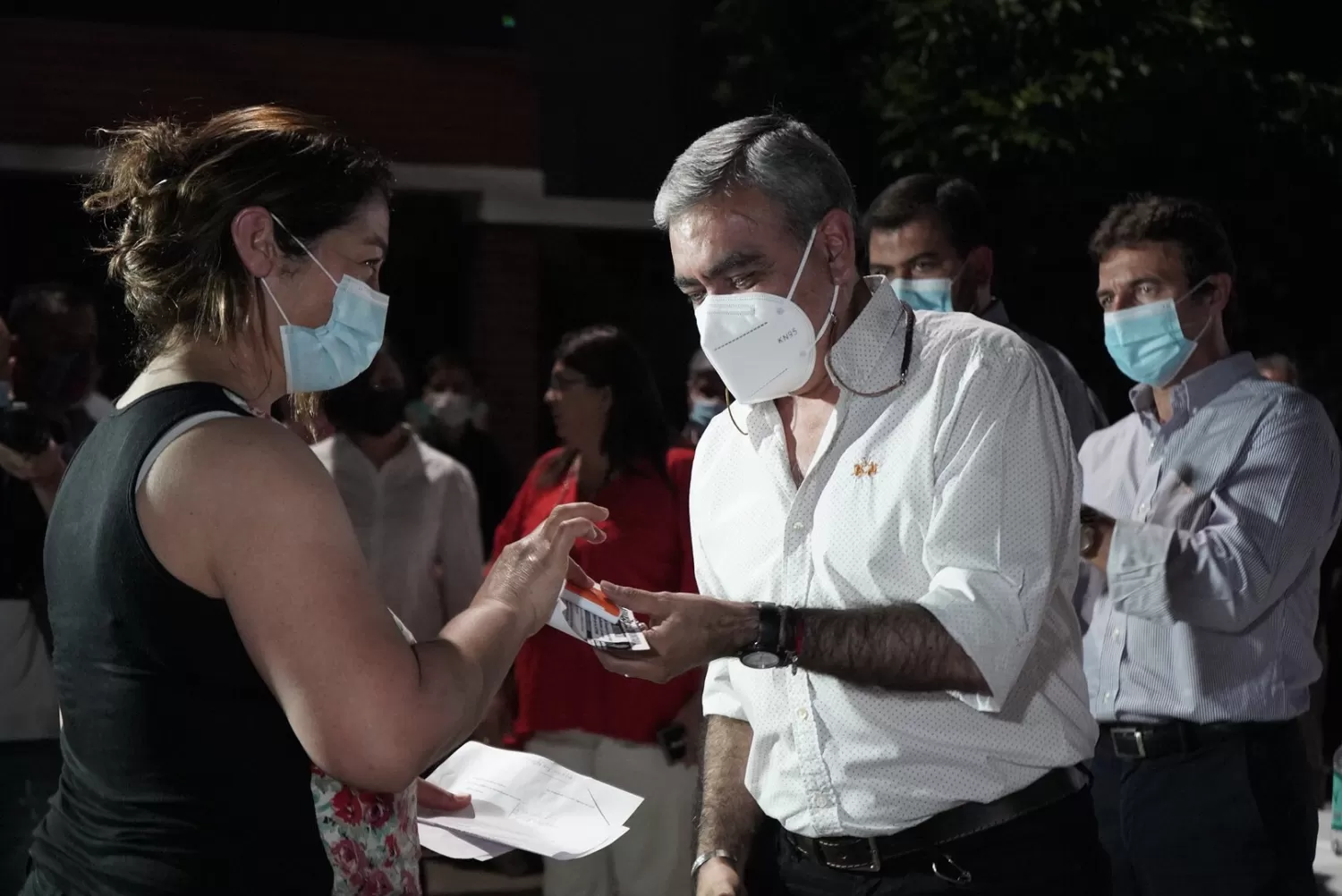 EN BARRANCAS DEL SALÍ Y BARRIO VILUCO. Alfaro, junto a Sánchez, en un acto de entrega de alarmas. Foto: Prensa Municipalidad de SMT