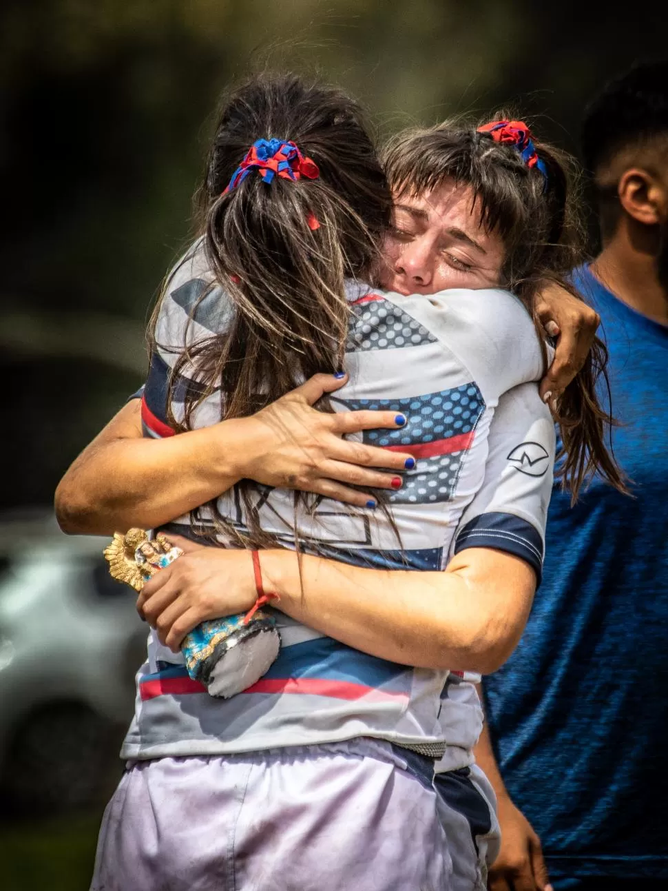 INOLVIDABLE. Andrela, con la Virgen de Urkupiña en la mano, se abraza con Florencia Moreno después de ganar el Nacional. Alan Roy Bahamonde