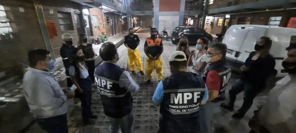 PREPARATIVOS. Funcionarios del ECIF, de la Policía y de Bomberos en el momento que se preparaban para ingresar a la escena del hecho. 