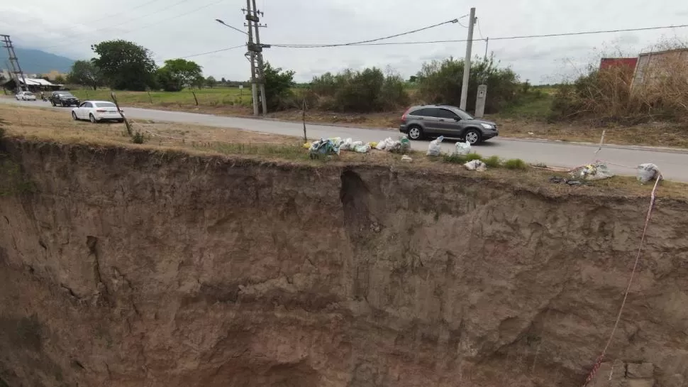 Temor por el socavón junto al camino del canal Caínzo