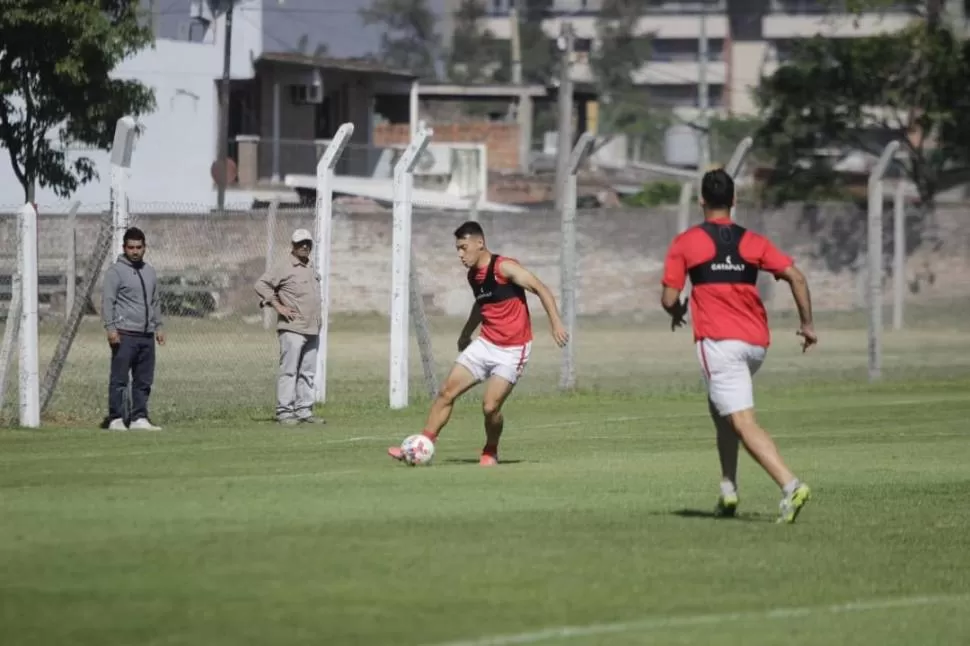 SE PREPARAN PARA UN DUELO TRASCENDENTAL. El plantel “santo” trabaja con todo pensando en Agropecuario, partido en el que se jugarán sus chances en el torneo. 