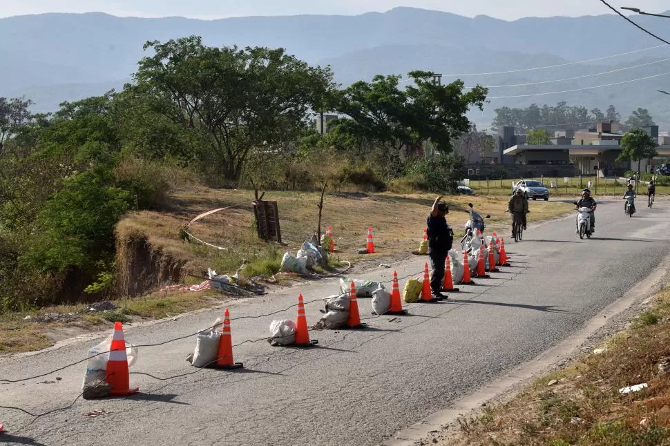 MEDIA CALZADA. Los vecinos evitan transitar cerca del canal. 