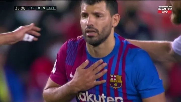 Kun Agüero tomándose el pecho en medio del partido