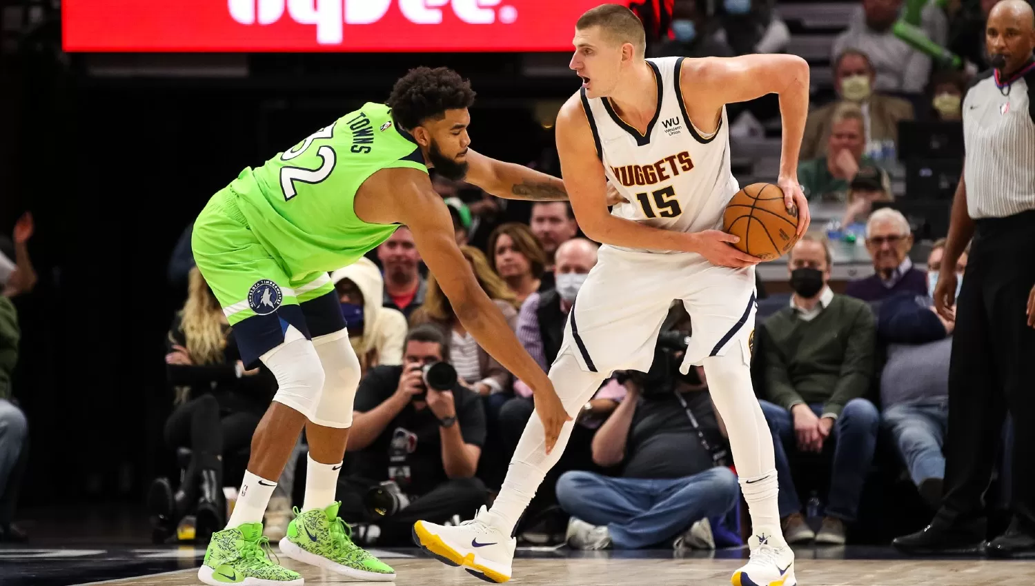 FIGURA. Jokic lideró el ataque de Nuggets con 26 puntos.